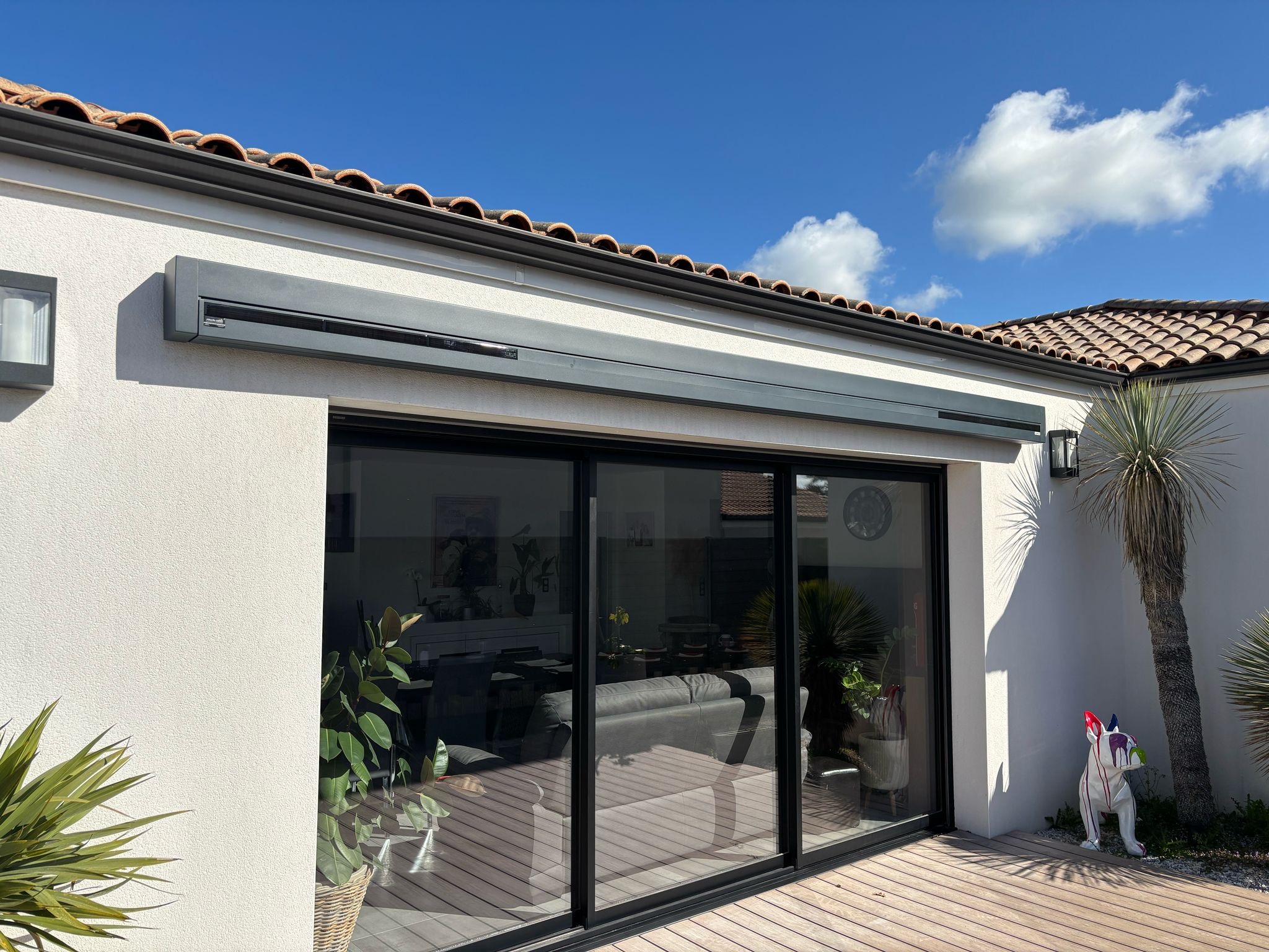 Véranda moderne avec jardin, toiture en tuiles, France.